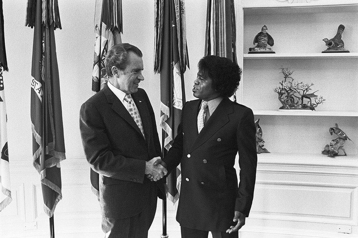 Президент США Ричард Никсон (слева) пожимает руку Джеймсу Брауну в овальном кабинете Белого дома, 1972 год