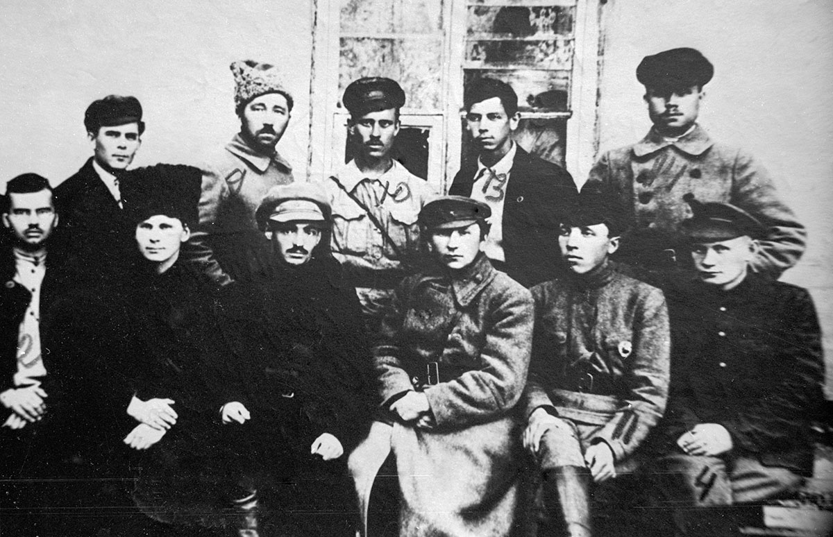 Чешский писатель-коммунист Ярослав Гашек (сидит 3-й справа) среди работников политотдела 5-й армии