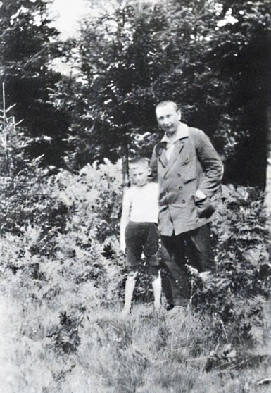 Ярослав Гашек со своим сыном Рихардом. 1921 год.