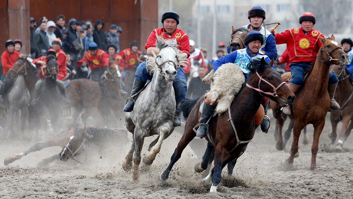 Соревнования по кок-бору в Киргизии во время празднования Навруза