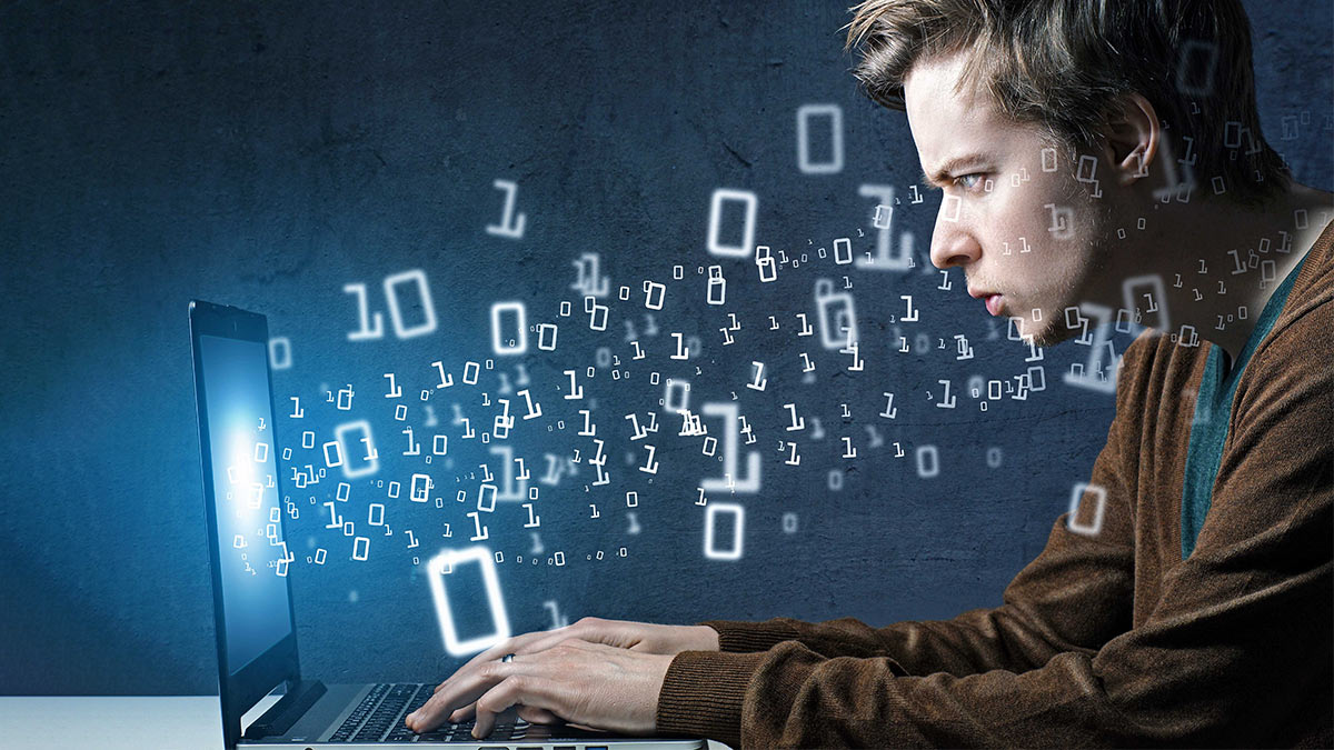 Мужчина за компьютером