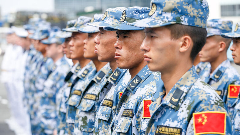 Китай привел в повышенную боевую готовность войска из-за эсминца США