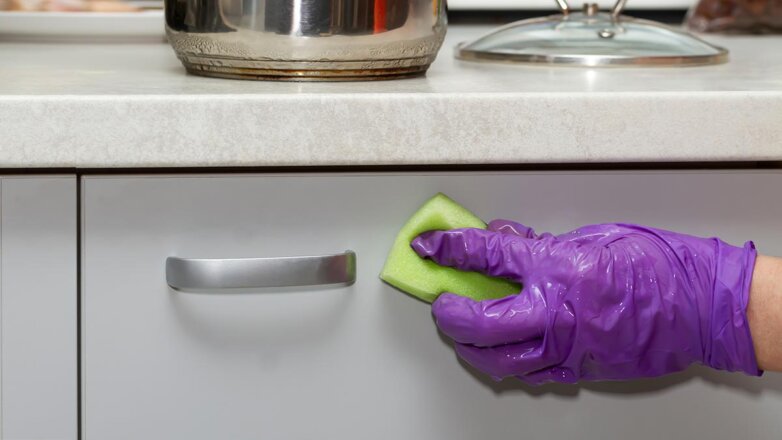 Как отмыть кухонные шкафы от липкого жира: 5-минутный способ