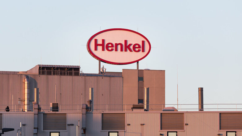 Логотип компании HENKEL на здании