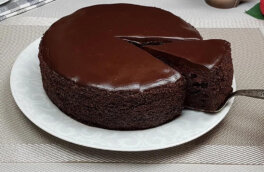 Недорого и вкусно: шоколадный пирог с вишней, тесто для которого готовится всего 5 минут