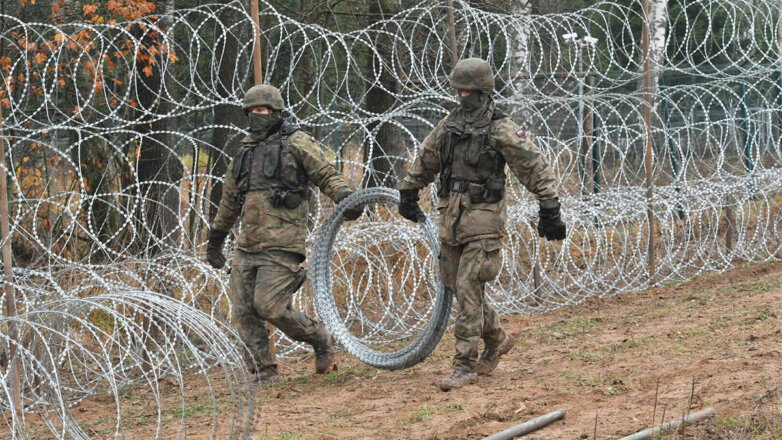 Польские военнослужащие во время возведения ограждения на границе с Калининградской областью