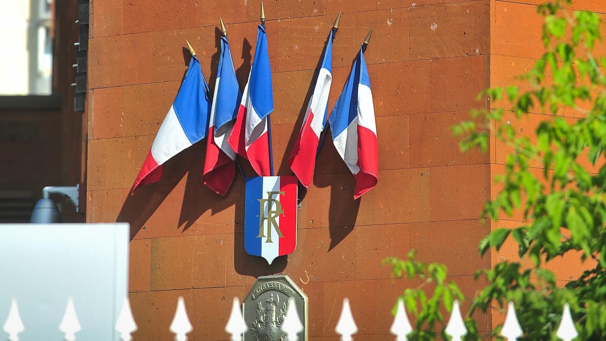 ТАСС: в посольстве Франции в Москве обнаружили письмо с неизвестным веществом