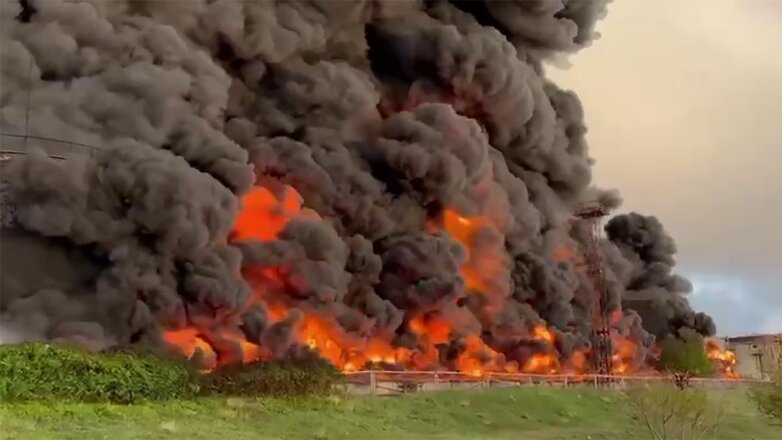 Пожар на нефтебазе в Севастополе показали на видео