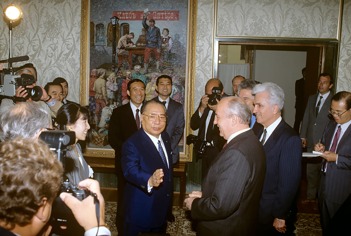 Председатель организации "Сока-Гаккай" Икэда Дайсаку и президент СССР Михаил Горбачев
