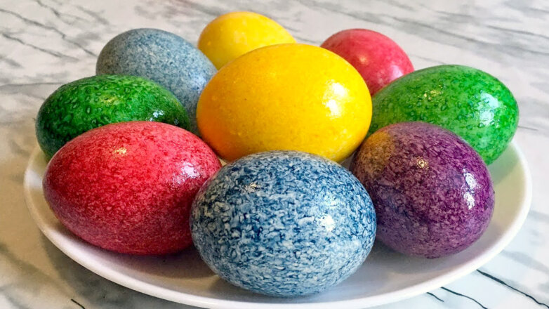 Как покрасить яйца к Пасхе без разводов и испачканной посуды: простой способ