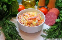 30 минут на кухне: салат с корейской морковью, кукурузой и колбасой