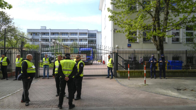 Сотрудники школы при посольстве России в Польше покидают здание
