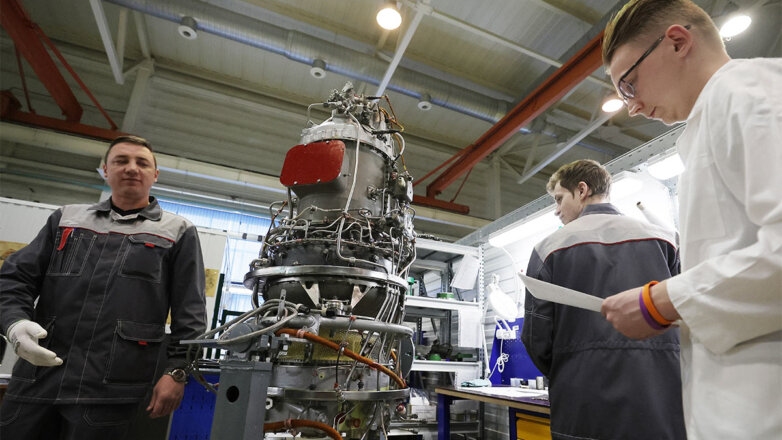 Сотрудники предприятия в сборочно-монтажном цехе двигателя ВК-800СМ для самолета 
