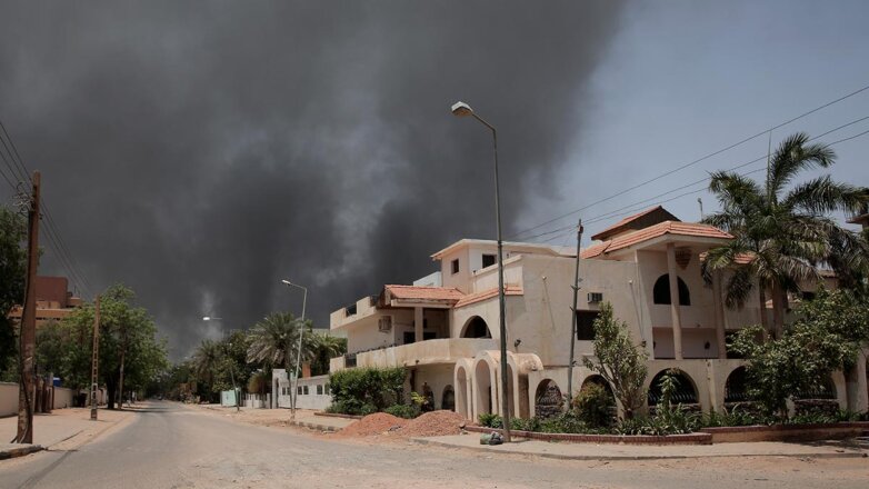WP: США эвакуировали сотрудников посольства из Судана