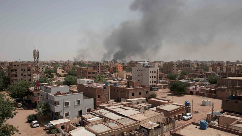 Дым в результате авиаудара армии Судана по штабу спецназа