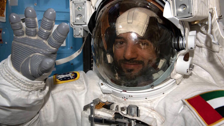 Первый арабский космонавт из ОАЭ Султан аль-Нейади вышел с МКС в открытый космос