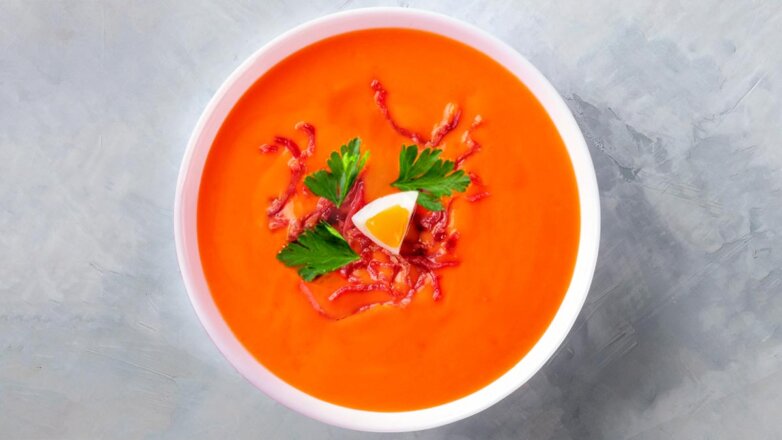 30 минут на кухне: томатный суп-пюре с хрустящим беконом