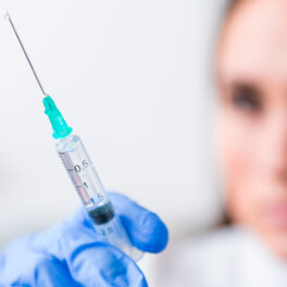 Пациенты могут начать получать российскую вакцину от рака в ближайшие месяцы