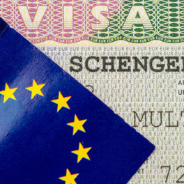 Туроператоры предупредили, что россиянам стали дольше оформлять шенгенские визы