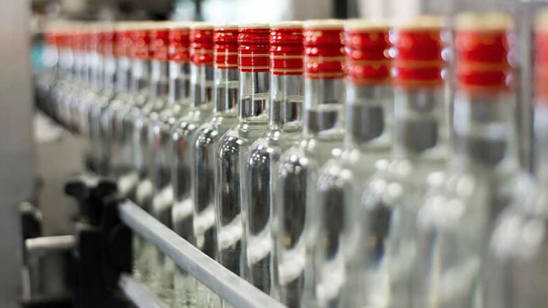 "Коммерсантъ": минимальные цены на водку хотят поднять на 7%