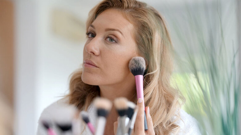 Как самостоятельно сделать антивозрастной макияж: главные секреты и хитрости