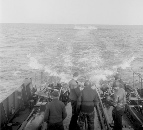 Взрыв глубинной бомбы. Финский корабль бомбит "Щ-408" на дне 23-24 мая 1943-го.