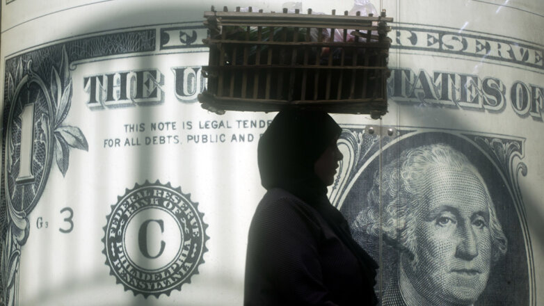 Весь мир ругает доллары, но не может от них отказаться