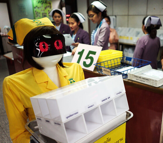 Робот-медсестра в больнице