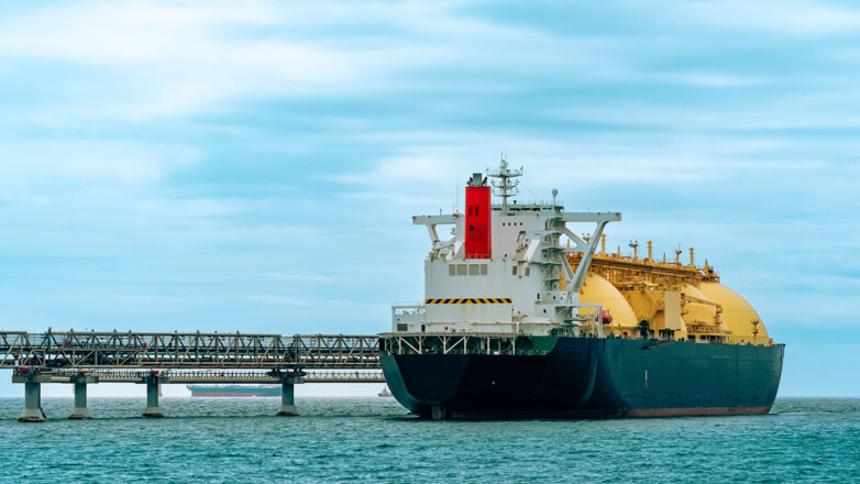 судно-танкер со сжиженным природным газом во время погрузки на морском терминале сжиженного природного газа