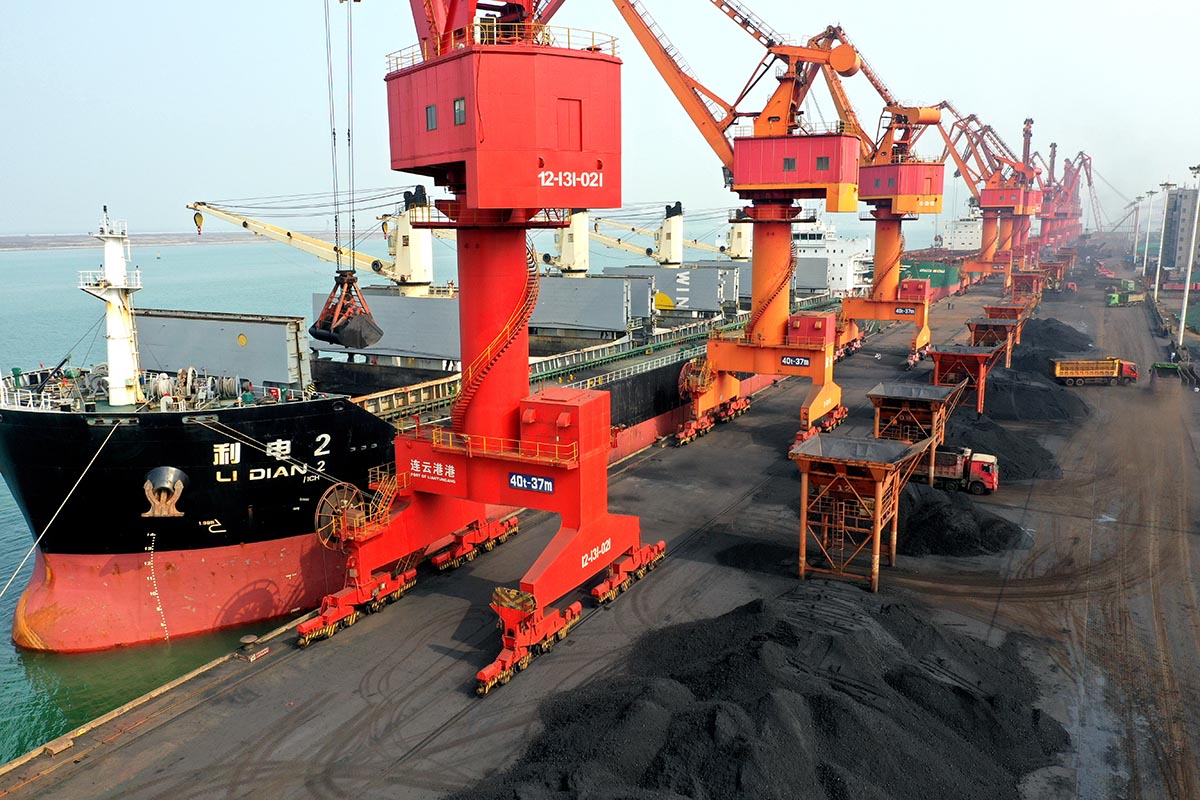 На угольном терминале порта Ляньюньган, восточнокитайская провинция Цзянсу.