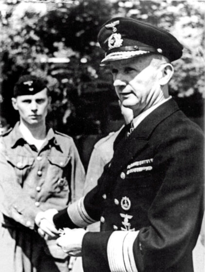 Командующий немецким подплавом Карл Дениц награждает немецкого матроса, начало 1940-х