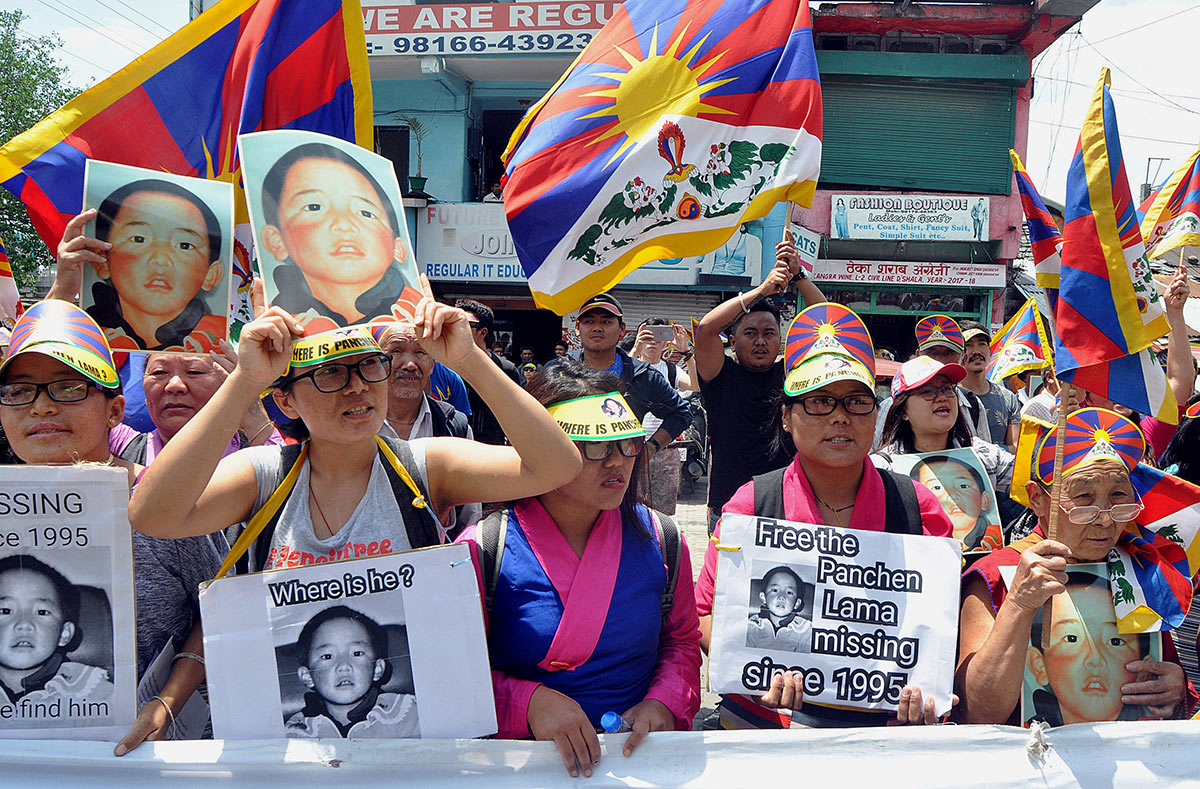 Тибетцы из Индии с портретами тибетского религиозного лидера 11-го Панчен-ламы Гедуна Чокьи Ньимы во время акции протеста в Дхармсале, 2017 год