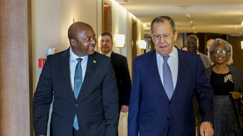 Глава МИД Бурунди Альбер Шингиро и министр иностранных дел РФ Сергей Лавров