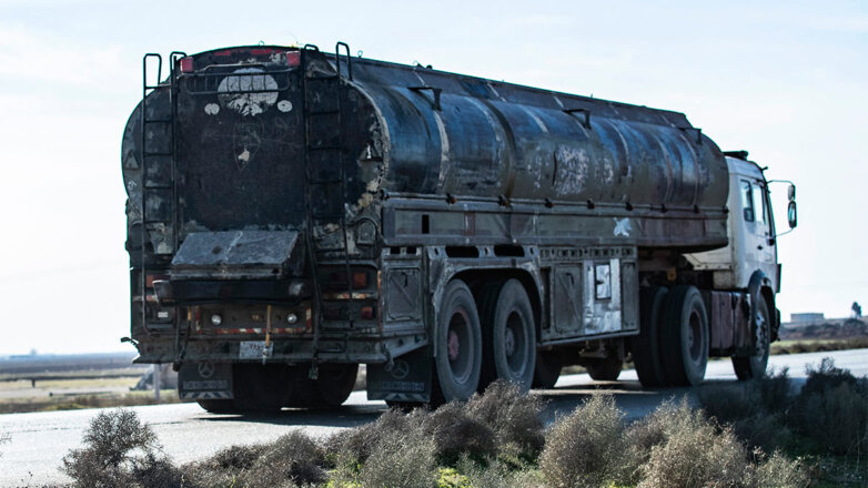 Автоцистерна с нефтью на дороге в Сирии