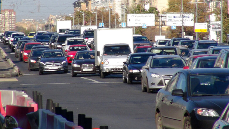 Дептранс Москвы призвал водителей быть внимательнее на дорогах из-за сильного ветра