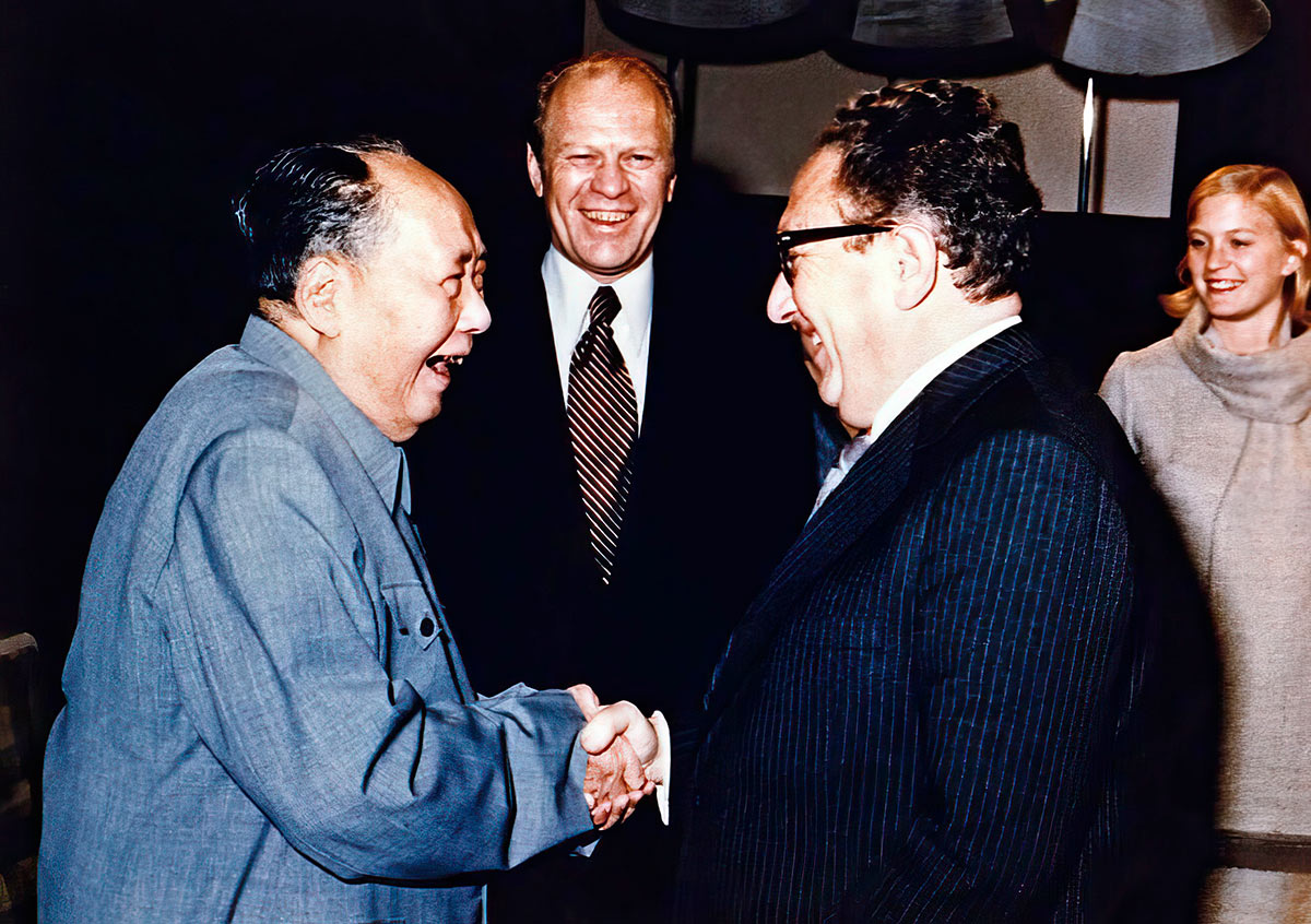 Председатель КНР Мао Цзэдун, президент США Джеральд Форд и госсекретарь США Генри Киссинджер