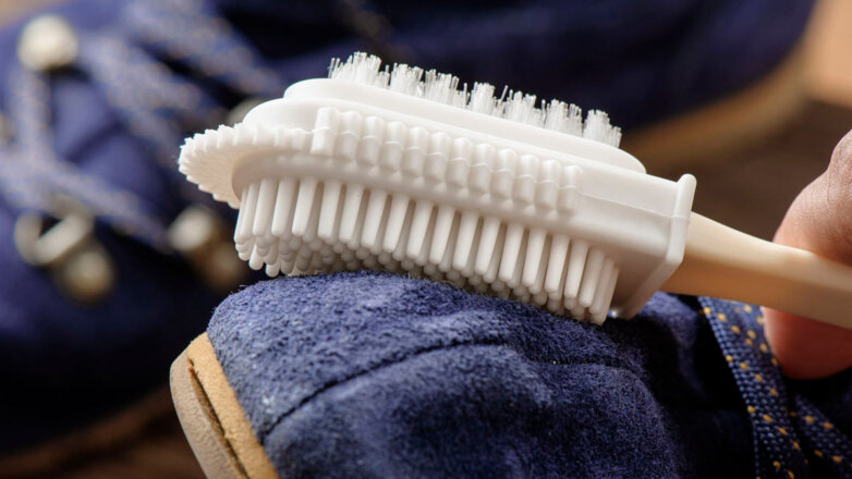 Блогер поделился лайфхаками, как быстро очистить замшевую обувь от грязи и пятен