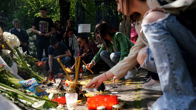 Мемориал возле школы в Белграде, где произошла стрельба