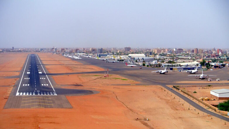 Власти Судана до конца мая продлили запрет на полеты в страну