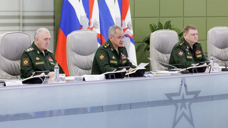 Министр обороны РФ Сергей Шойгу (в центре) на тематическом селекторном совещании