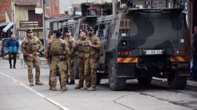 Солдаты миротворческих сил НАТО в Митровице