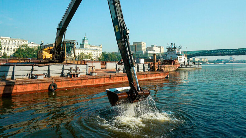 Специалисты проведут в Москве очистку акваторий 15 причалов и углубление дна еще шести