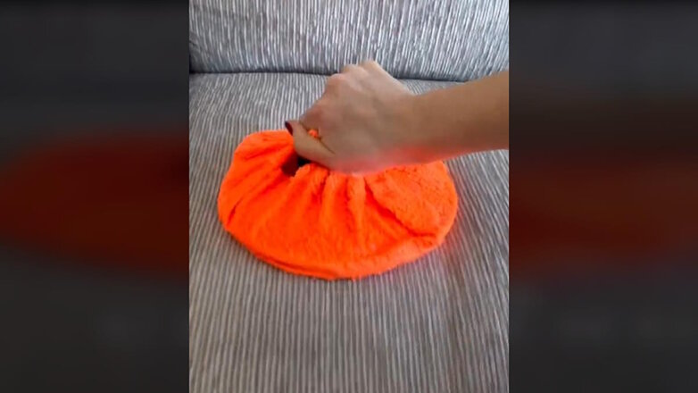 Блогер раскрыла быстрый способ чистки дивана с помощью крышки от кастрюли