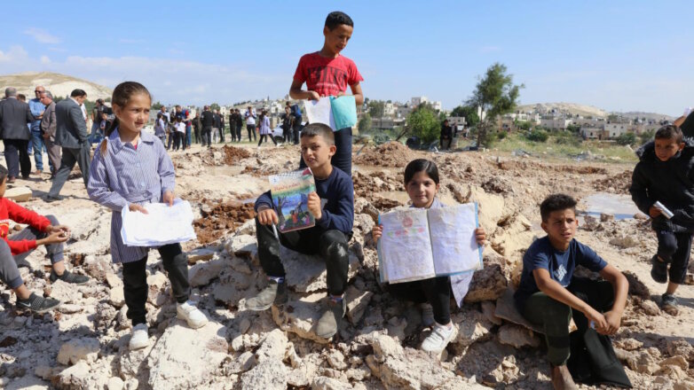 Палестинские дети на руинах школы