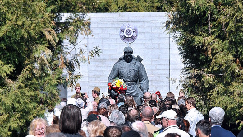 СМИ: жители Таллина накануне Дня Победы уже возлагают цветы к "Бронзовому солдату"