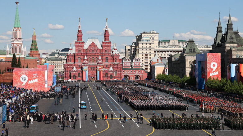 Путин встретил приехавших на парад лидеров стран СНГ
