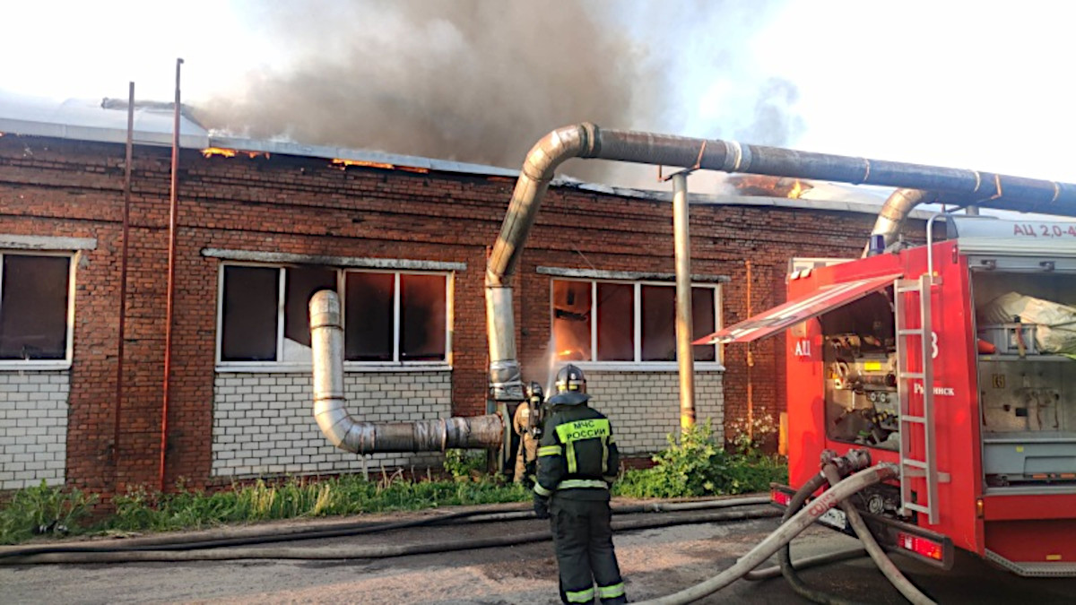 Крыша обрушилась у загоревшейся мебельной фабрике в Рыбинске