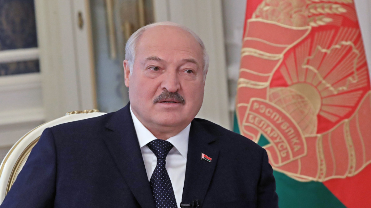 Лукашенко призвал прекратить слухи о своей болезни и заявил, что умирать не собирается