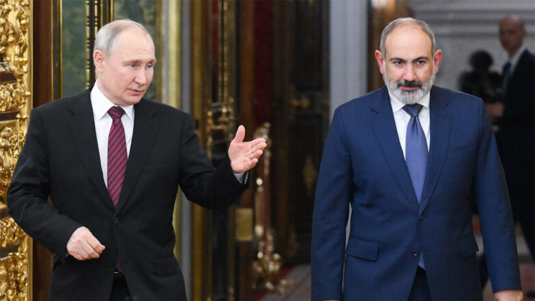 Президент РФ Владимир Путин и премьер-министр Армении Никол Пашинян (слева направо)