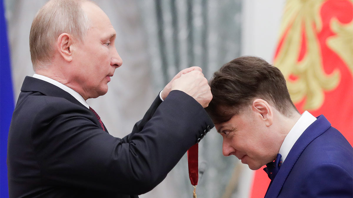 Президент России Владимир Путин (слева) награждает модельера Валентин Юдашкина орденом 
